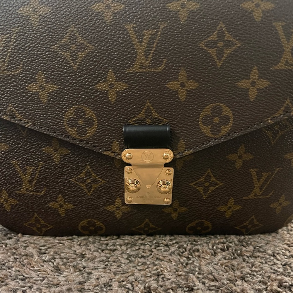 Louis Vuitton Pochette Metis World Tour Edition